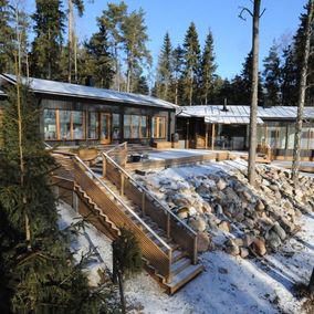 hus, terrass och trappor på vintern